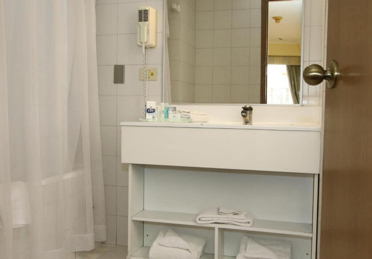 Bathroom 4, LRH Viña del Mar and Convention Center, Valparaíso