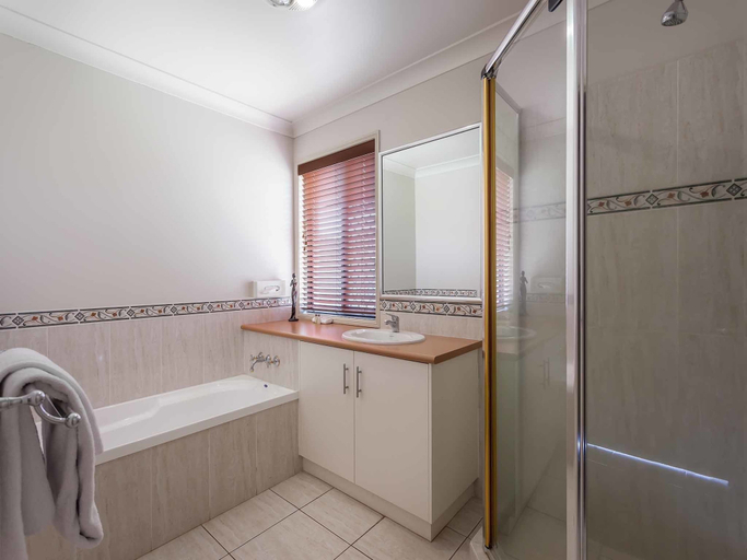 Bathroom 4, Annand Mews Serviced Apartments, Toowoomba - West