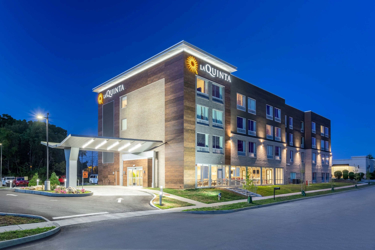 Exterior & Views 2, La Quinta Inn & Suites by Wyndham Bloomington, Monroe