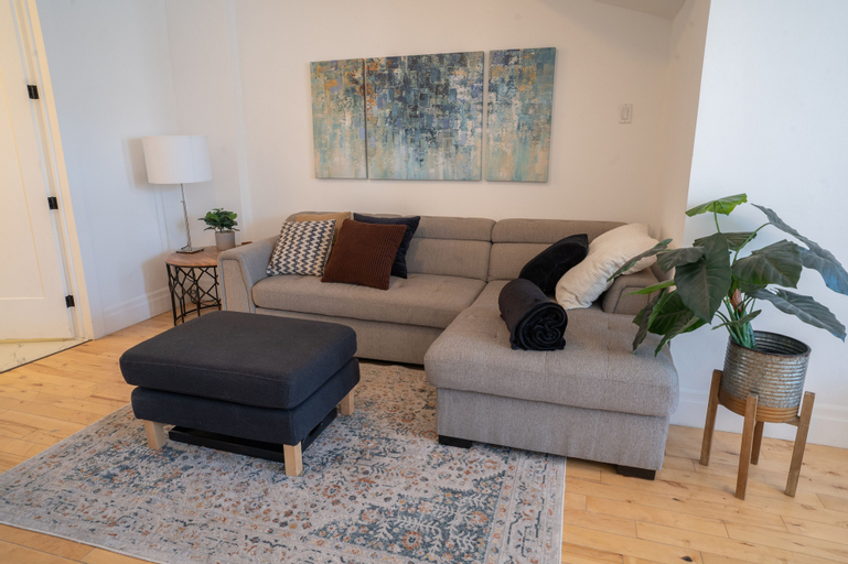 SUPERB 1 Bed Apt. Steps Away From Metro, Montréal