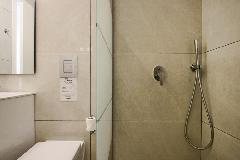Bathroom 3, Phaedrus Living: Seaside Executive Flat Harbour 207