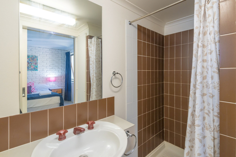 Bathroom 5, Munna Beach Apartments, Noosa - Noosa-Noosaville