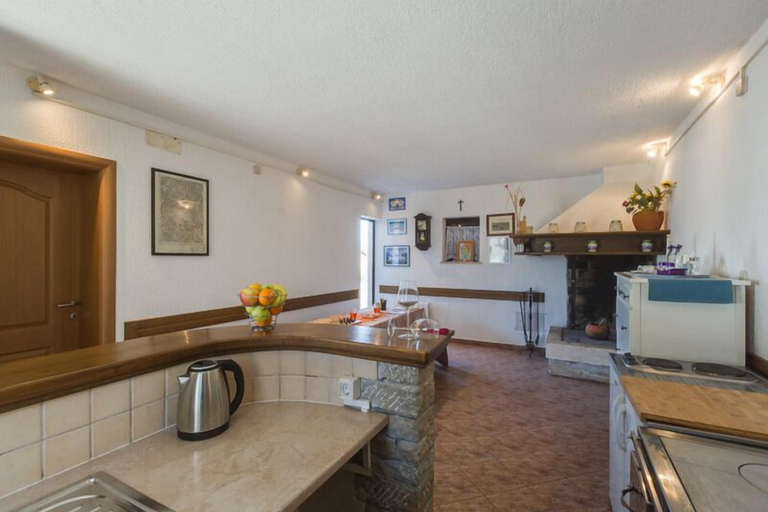 Others 5, Apartment 1874, Pazin