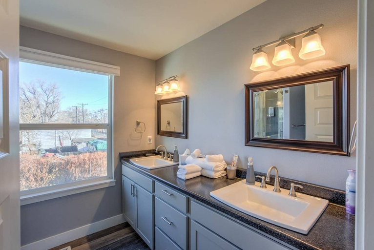 Bathroom 4, 2BR Modern & Chic Comfy Home in Old Colorado, El Paso