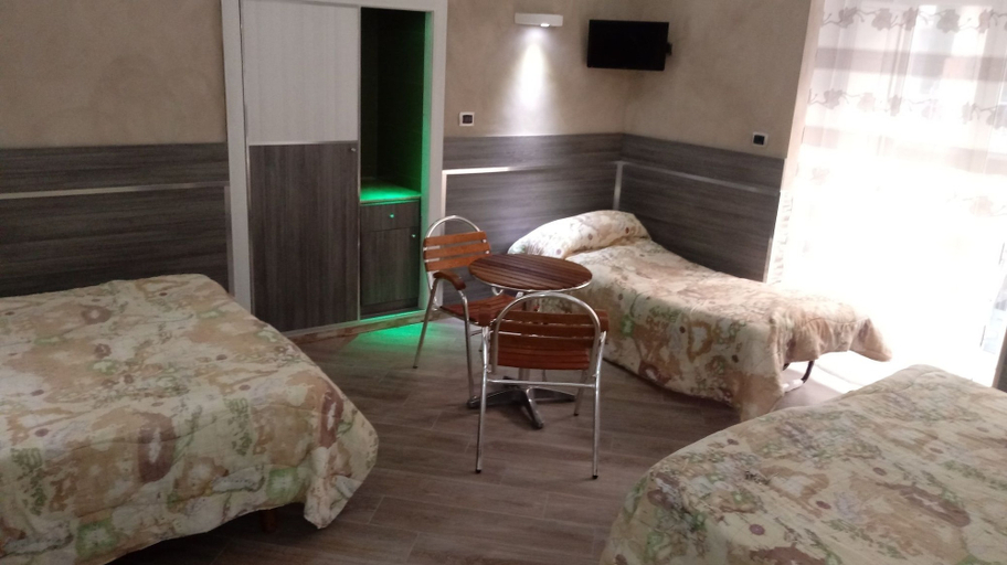 Bedroom 4, Pensione Enea, Napoli