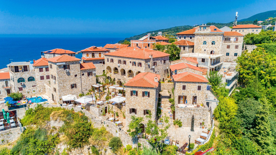 Exterior & Views