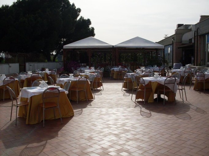 Food & Drinks 5, Villa EUR - Parco dei Pini, Rome