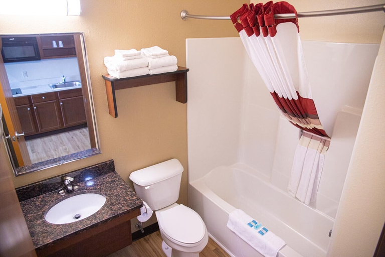 Bathroom 4, White House Suites, Hendricks