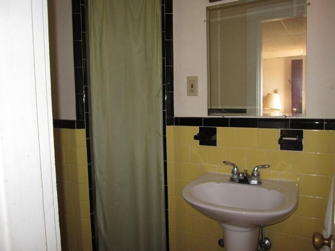 Bedroom 2, Royal Coach Motor Lodge, Rockingham