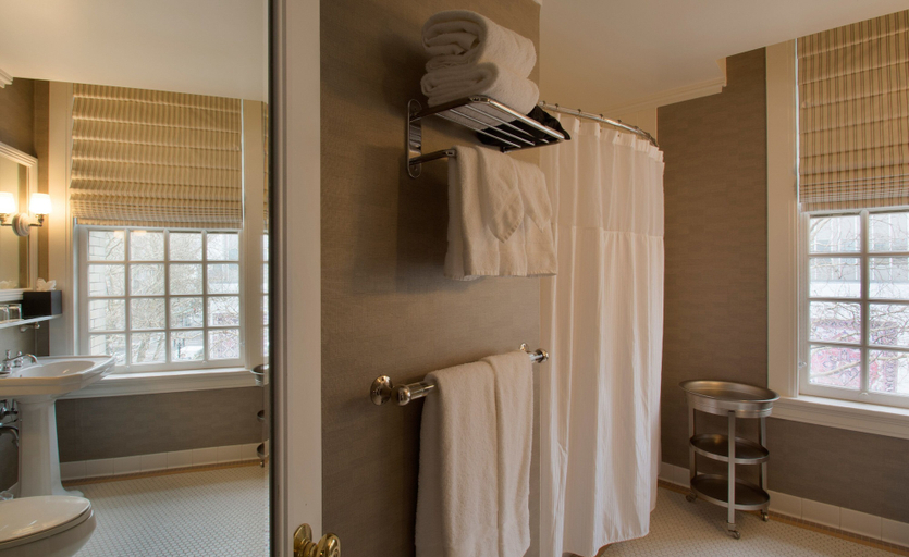 Bathroom 4, Sentinel Hotel, Multnomah
