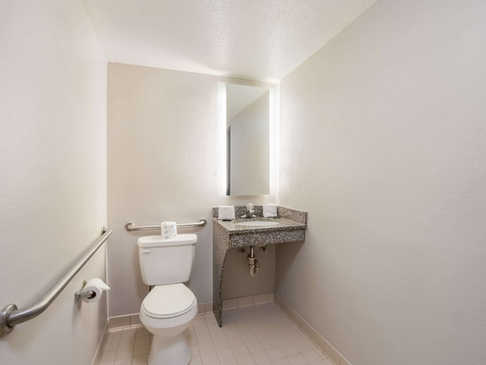 Bathroom 5, Rodeway Inn, Greenwood