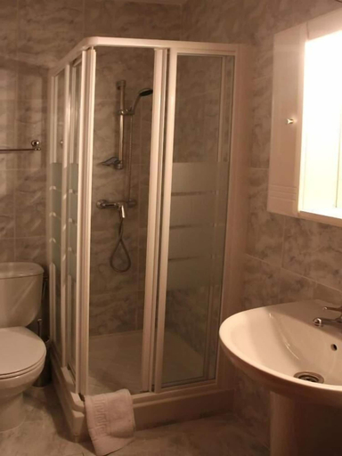 Bathroom 5, Hostal Sardinero, Madrid