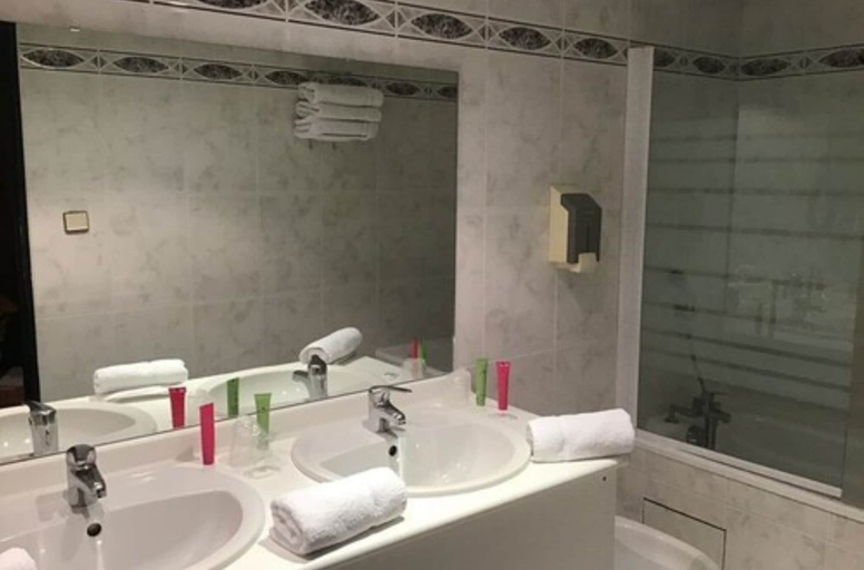 Bathroom 5, Hôtel Angelic, Hautes-Pyrénées