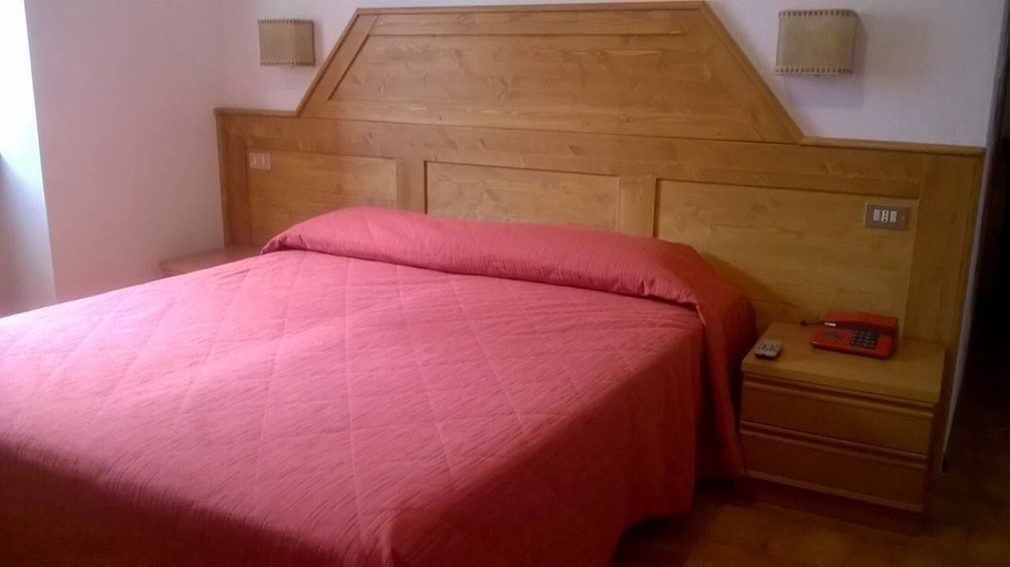 Bedroom 3, Hotel Paganella di Molveno, Trento