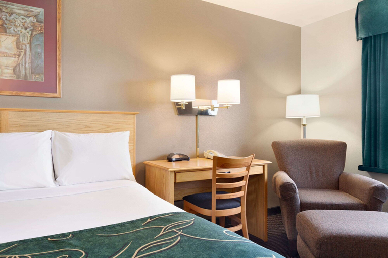 Bedroom 3, Travelodge by Wyndham Yermo, San Bernardino