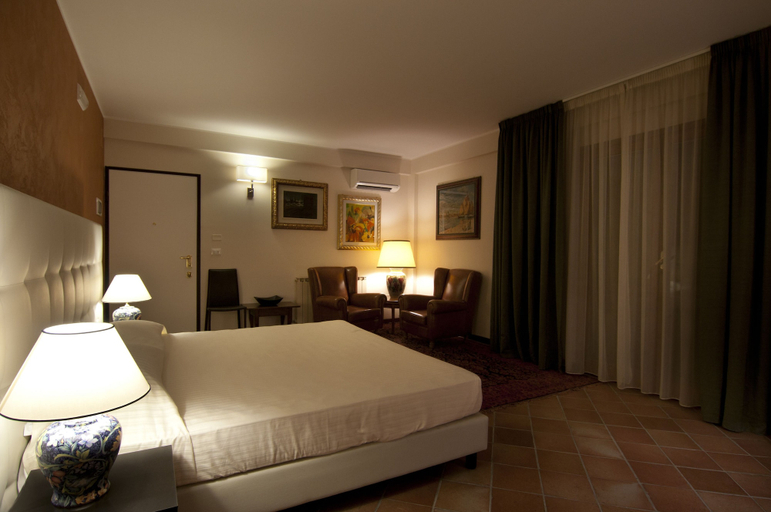 Bedroom 5, Queen Hotel, Chieti