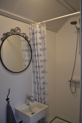 Bathroom 3, Ofanleiti Cottages, Vestmannaeyjar