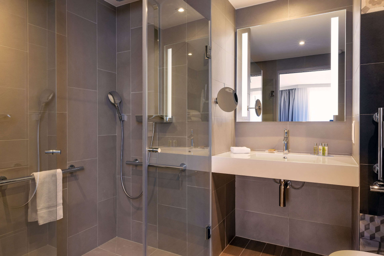 Bathroom 3, Hilton Garden Inn Massy, Essonne