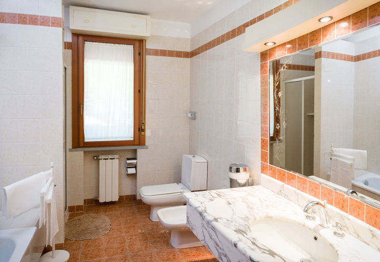 Bathroom 4, Hotel Ristorante Milano, Lucca