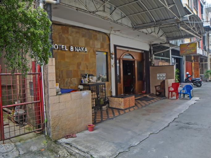 Exterior & Views 2, OYO 92266 Hotel Binaka Medan, Medan