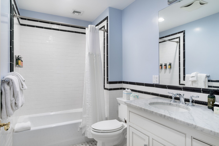 Bathroom 5, Pelham Court Hotel, Newport