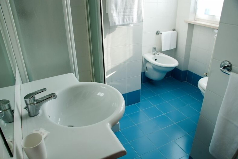 Bathroom, Hotel Touring Falconara Marittima, Ancona