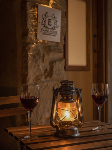 Food & Drinks, Evans House II, Crete