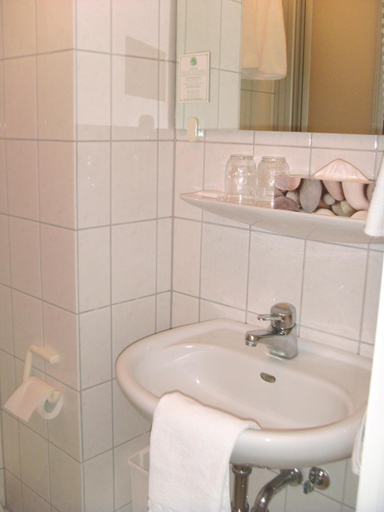 Bathroom 5, Hotel Meyn, Heidekreis