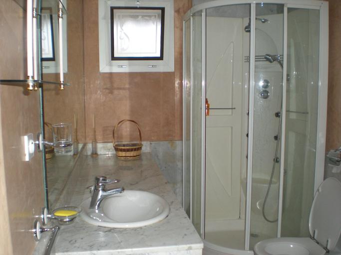 Bathroom 3, App Isk, Tétouan