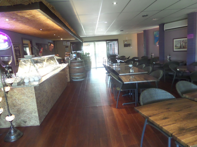 Food & Drinks 5, Motel Oasis, Kingaroy