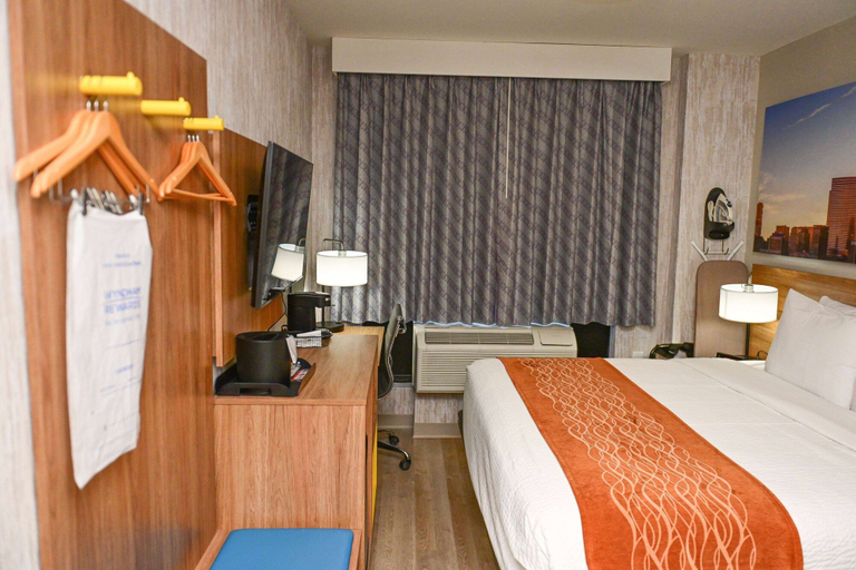 Bedroom 3, Days Inn by Wyndham Bronx NYC, New York