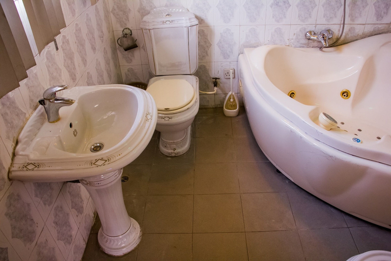 Bathroom 4, Dalian Guest House, Ikeja