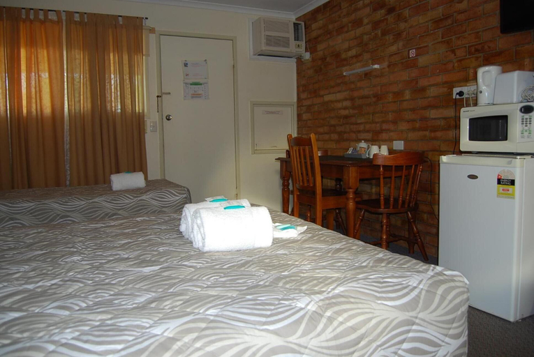 Bedroom 4, Avocado Motor Inn, Isis