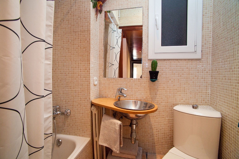 Bathroom 3, Cozy Eixample Apartment, Barcelona