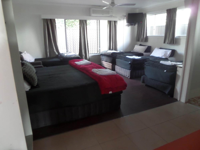 Bedroom 3, Motel Oasis, Kingaroy