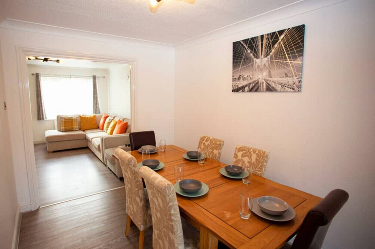 Others 4, Cozy 3-bedroom Home in Luton, Luton