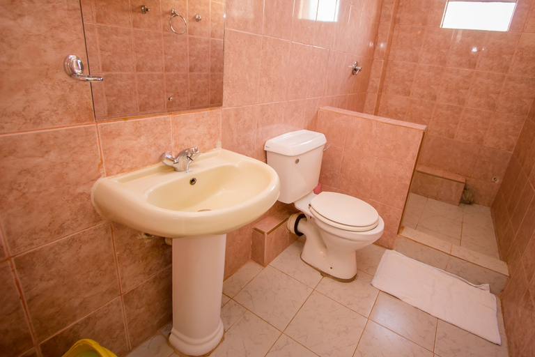 Bathroom 4, Magharibi Garden Hotel, Kitutu Chache South