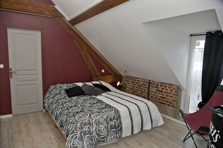 Bedroom 4, Les Colombines, Somme