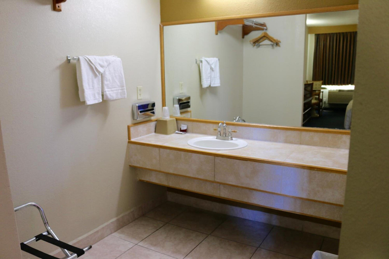 Bathroom 3, Budget Inn Barstow, San Bernardino