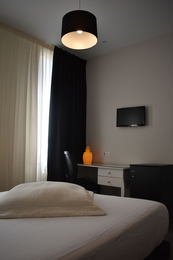 Bedroom 4, Hotel Henri IV, Hautes-Pyrénées