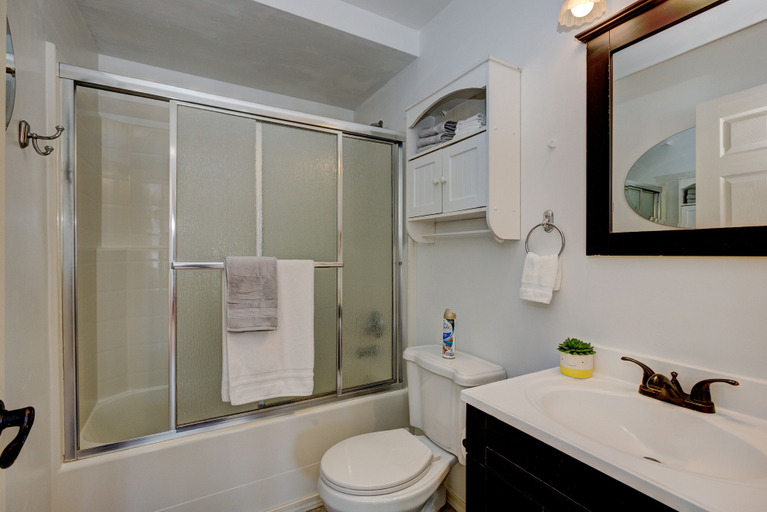 Bathroom 4, Cascade Lake Inn, Valley