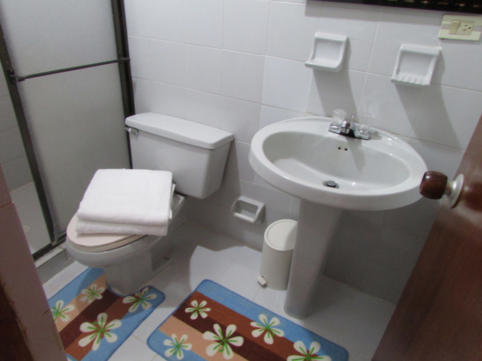 Bathroom 3, Posada & Hostal Miss Marlly, San Andrés