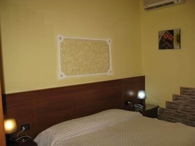 Bedroom 2, Pensione Enea, Napoli
