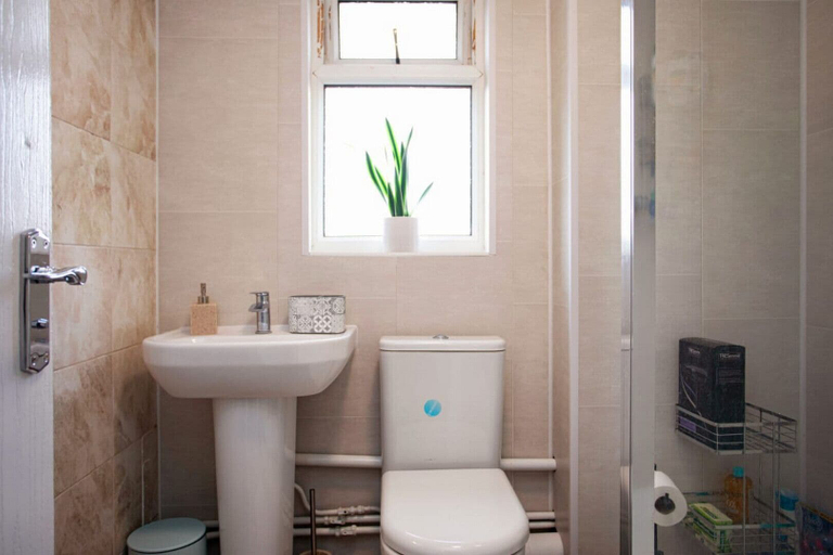Bathroom 3, Cozy 3-bedroom Home in Luton, Luton