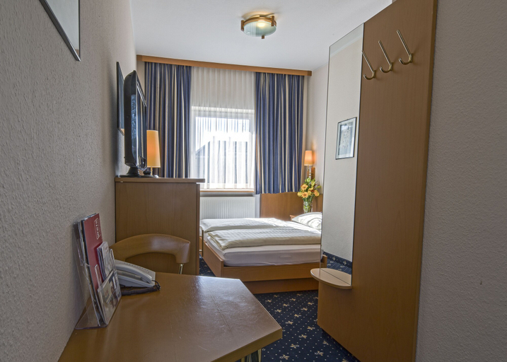 Bedroom 2, Bayrischer Hof, Wels
