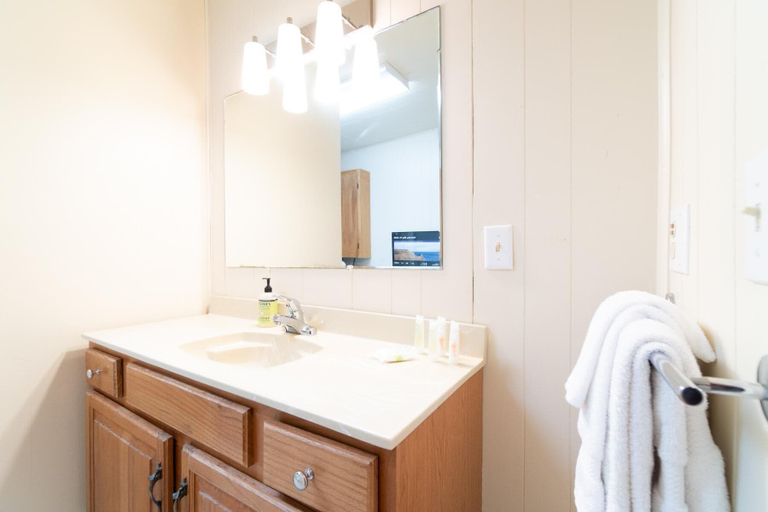 Bathroom 4, Sea Lion Crossing, Tillamook