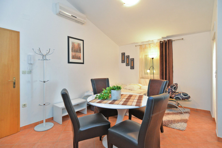 Others 4, Apartment 258, Pula