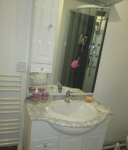 Bathroom 5, Les Hortensias, Pas-de-Calais