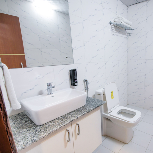 Bathroom 4, Twin Towers, Gautam Buddha Nagar