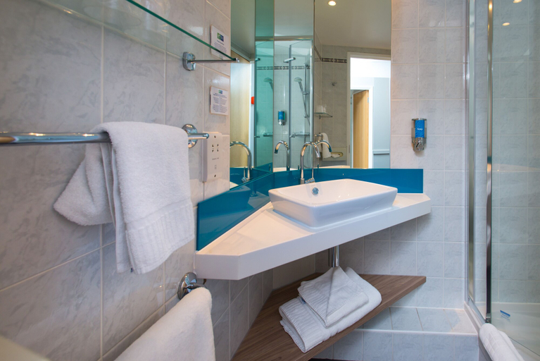 Bathroom 3, Holiday Inn Express BATH by IHG, Bath and North East Somerset